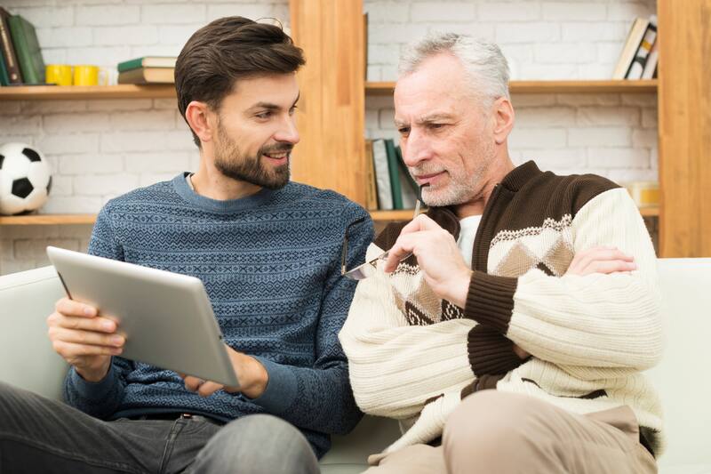 ¿Qué piensas regalarle a tu papá en su día? Descubre los mejores tips para los padres Cáncer, Piscis y Escorpio.