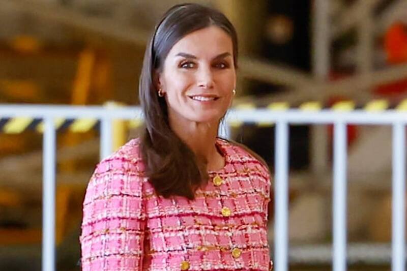 Reina Letizia La monarca acertó con un estilismo compuesto por un pantalón ancho y una chaqueta "cropped". - Créditos: Internet