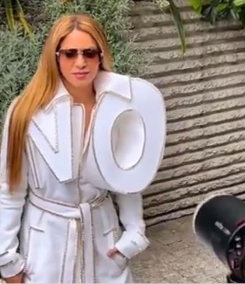 La cantante llego a la Semana de la Alta Costura en París