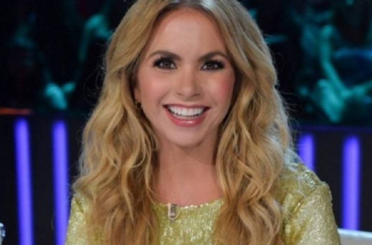 Así olvidó Lucero la letra de algunos de sus éxitos mientras ofrecía "concierto" desde casa