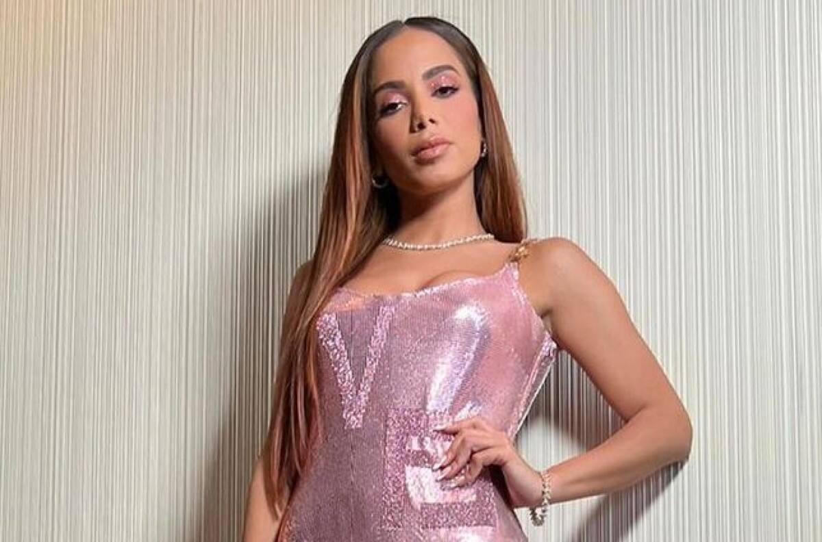 Así luce Anitta para presentar los Billboard Music Awards