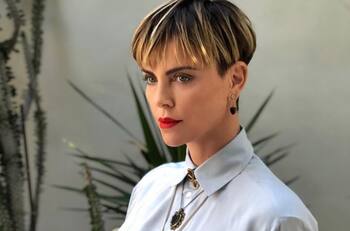 Charlize Theron presume a sus hermosas hijas en redes sociales