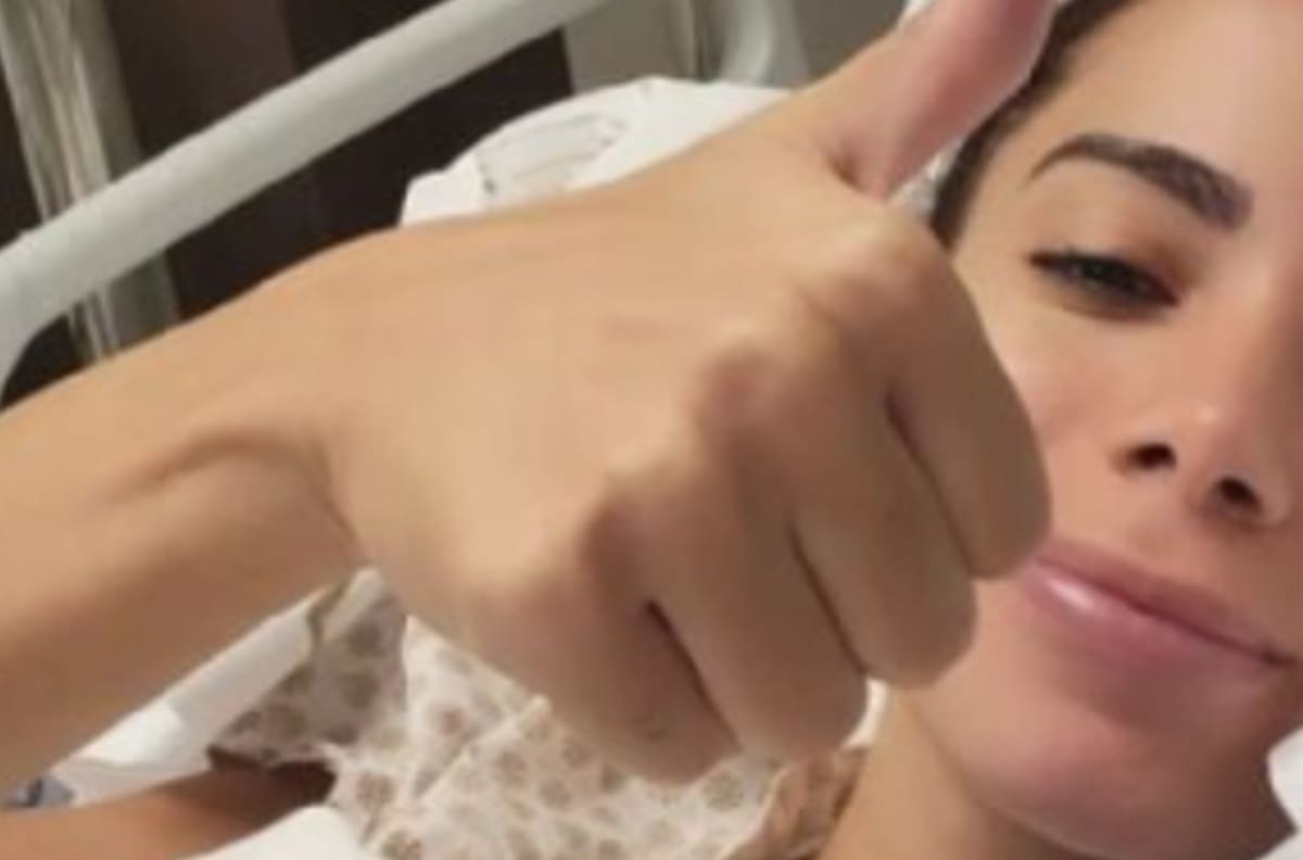 Anitta agradece a su novio por estar junto a ella antes de entrar a cirugía