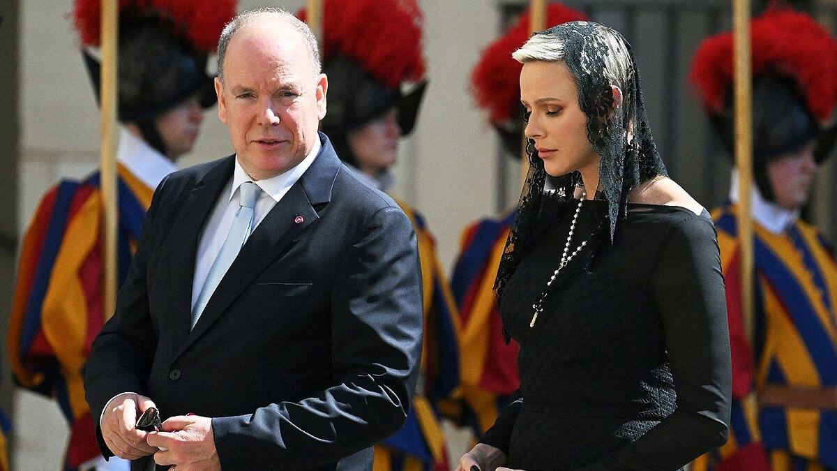 Princesa Charlene renuncia a derecho para vestirse de blanco en encuentro con el Papa