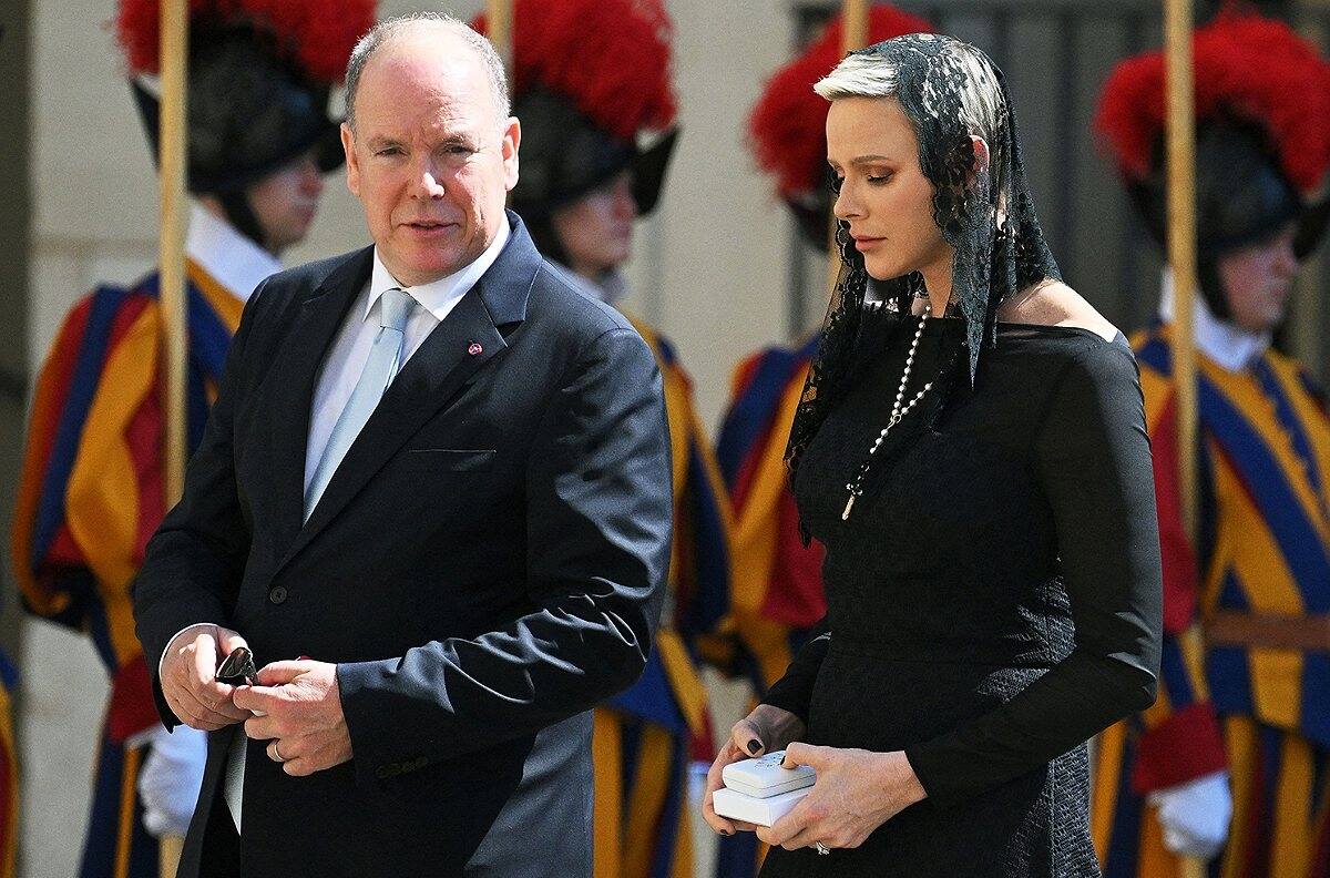 Princesa Charlene renuncia a derecho para vestirse de blanco en encuentro con el Papa