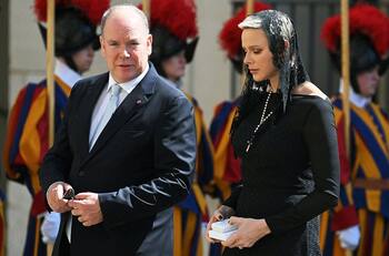 Princesa Charlene renuncia a derecho para vestirse de blanco en encuentro con el Papa