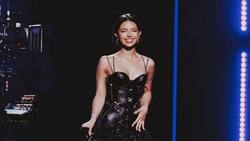 Ángela Aguilar sufre accidente en concierto y se le cae la falda en pleno escenario