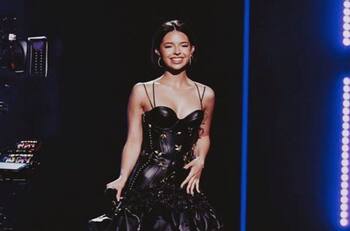 Ángela Aguilar sufre accidente en concierto y se le cae la falda en pleno escenario