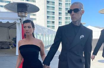 Travis Barker le dio un masaje de pies a Kourtney Kardashian antes de los Oscars