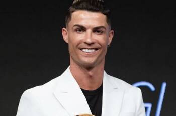 Cristiano Ronaldo con tierna foto de su hija recién nacida agradece las muestras de cariño