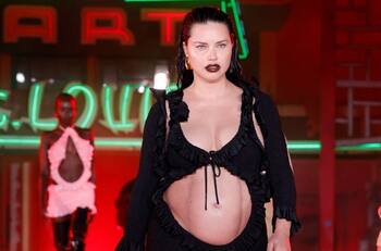 Adriana Lima regresa a las pasarelas para desfilar embarazada de la manera más sexy y tierna