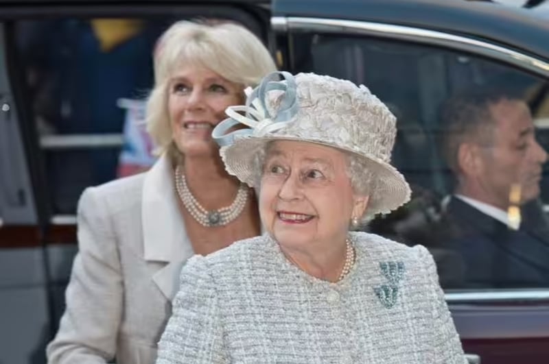 Reina Isabel junto a la reina Camila