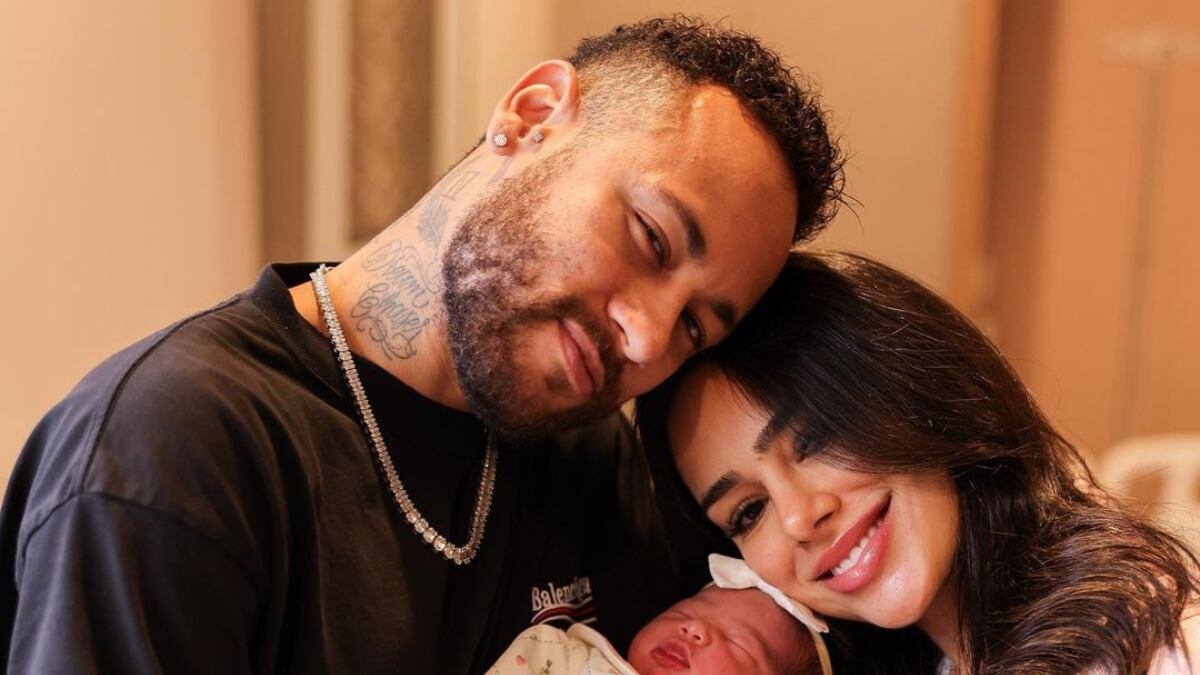 Neymar Jr. y Bruna Biancardi celebraron el nacimiento de su hija con hermosas postales los tres juntos.