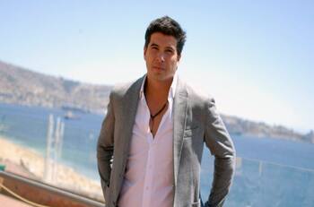 “Solo tengo ojos para tí”: Mario Velasco dedica romántico saludo a una desconocida pretendiente