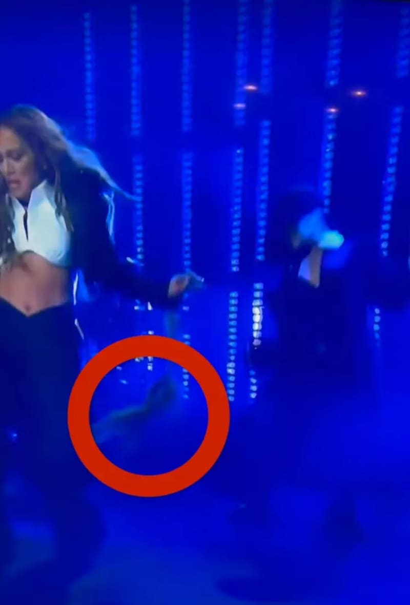 Jennifer López en el momento justo cuando agarra la extensión y la bota al piso. - Créditos: Captura de Pantalla