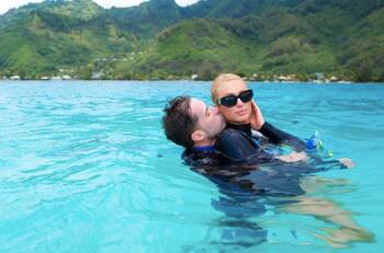 ¡Con suegros incluídos! La luna de miel de Paris Hilton y Carter Reum en Bora Bora