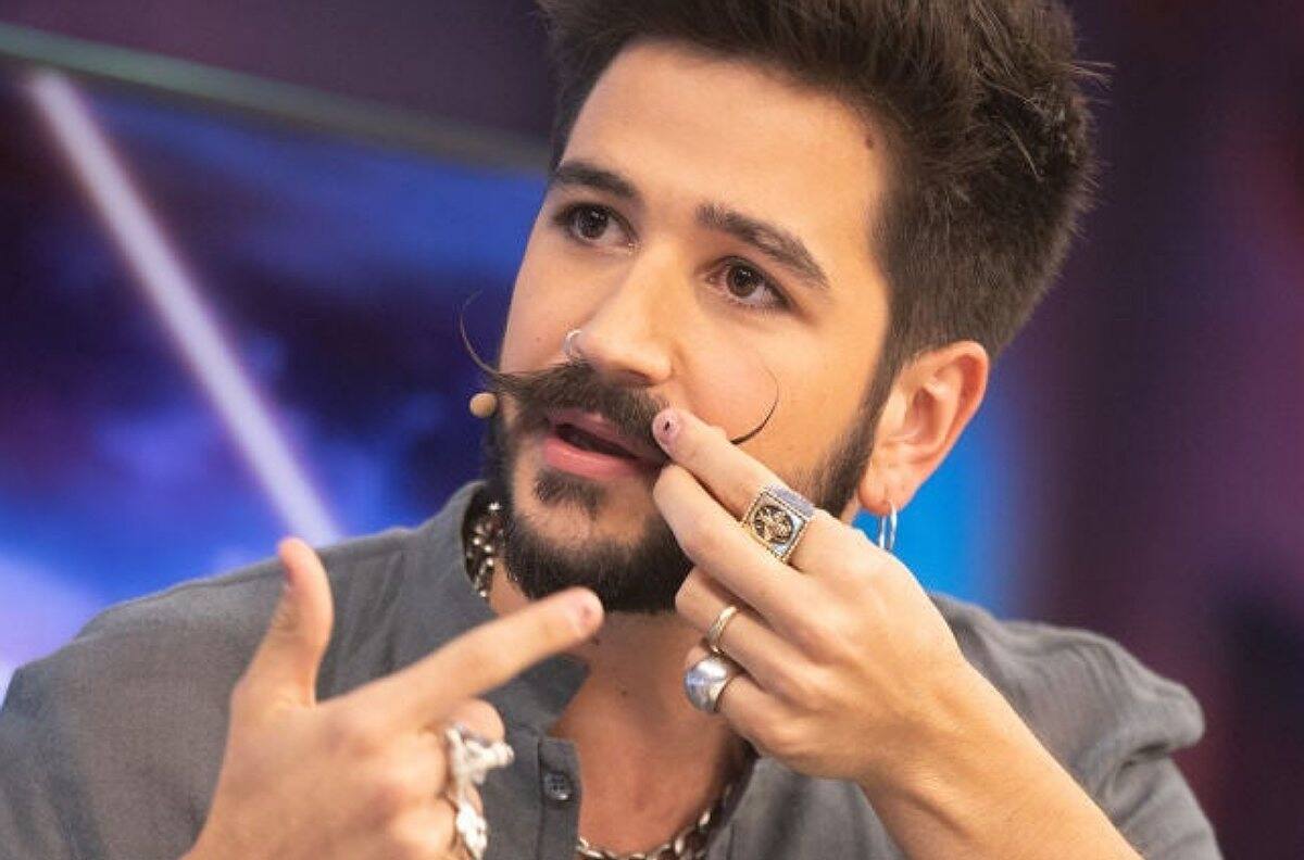Camilo revela cómo peina su llamativo bigote