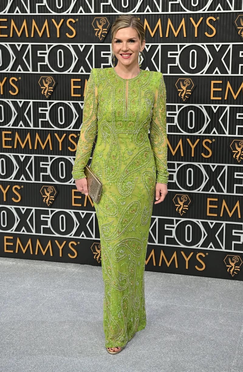 Rhea Seehorn en la alfombra roja de los Emmys 2024.