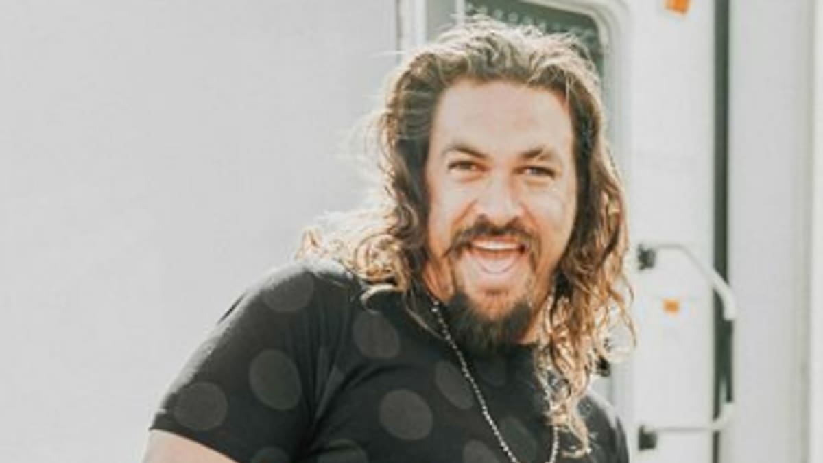 Jason Momoa sorprendió llegando a Alfombra Roja usando pijama