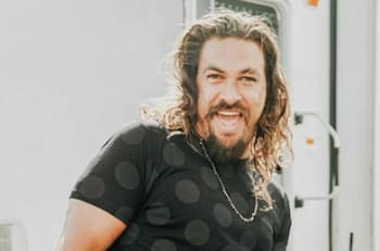 Jason Momoa sorprendió llegando a Alfombra Roja usando pijama