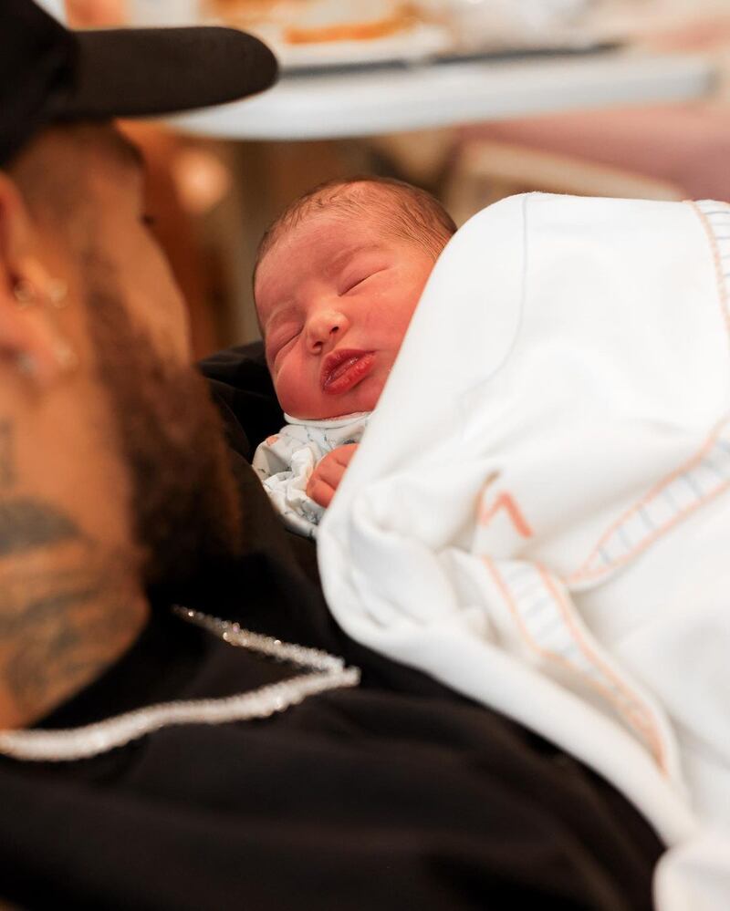 Neymar Jr. y Bruna Biancardi celebraron el nacimiento de su hija con hermosas postales los tres juntos.