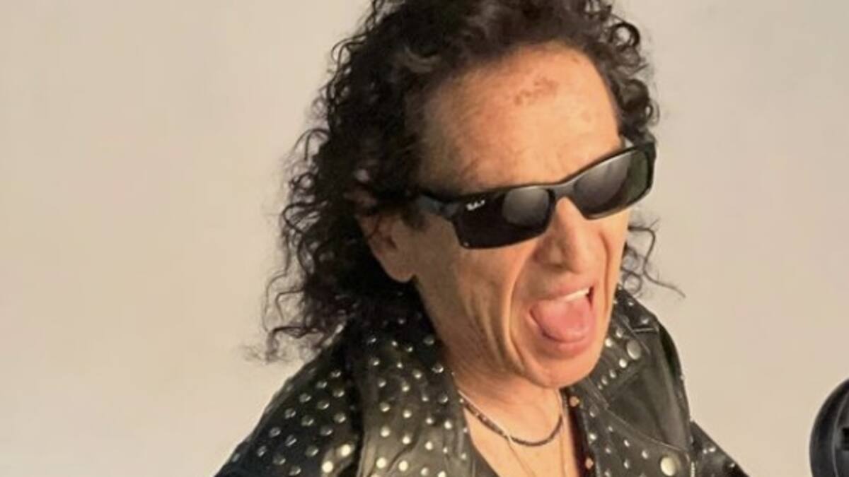 A Álex Lora le llega la inspiración musical en el baño ¡En el trono sale todo!