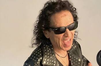 A Álex Lora le llega la inspiración musical en el baño ¡En el trono sale todo!