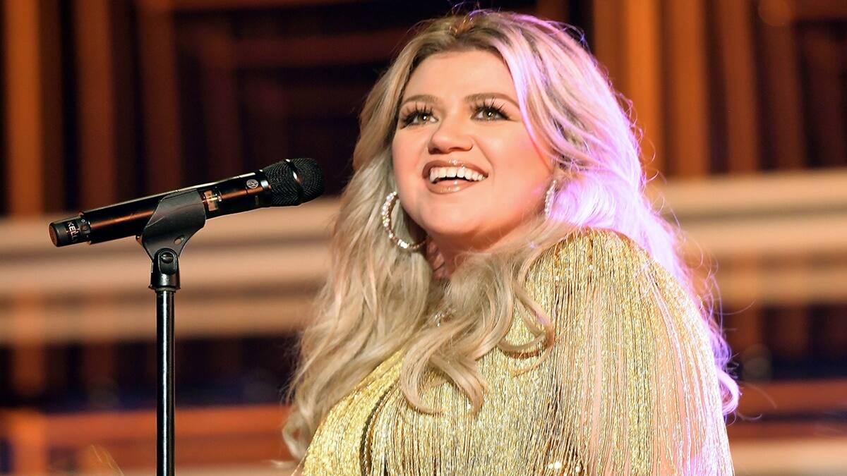 Kelly Clarkson es sorprendida por acosador; se mete a su casa para dejarle “extraños regalos”