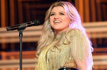 Kelly Clarkson es sorprendida por acosador; se mete a su casa para dejarle “extraños regalos”