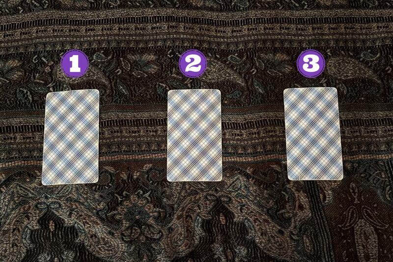 Cartas del Tarot ocultas encima de una tela.