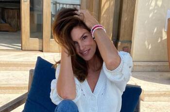 Cindy Crawford presume su espectacular figura en diminuto bikini a los 56 años