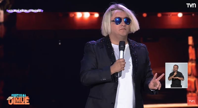 El imitador parodiando a Junior Playboy.