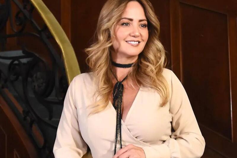 Andrea Legarreta demuestra que puede utilizar mini vestido a los 51 años