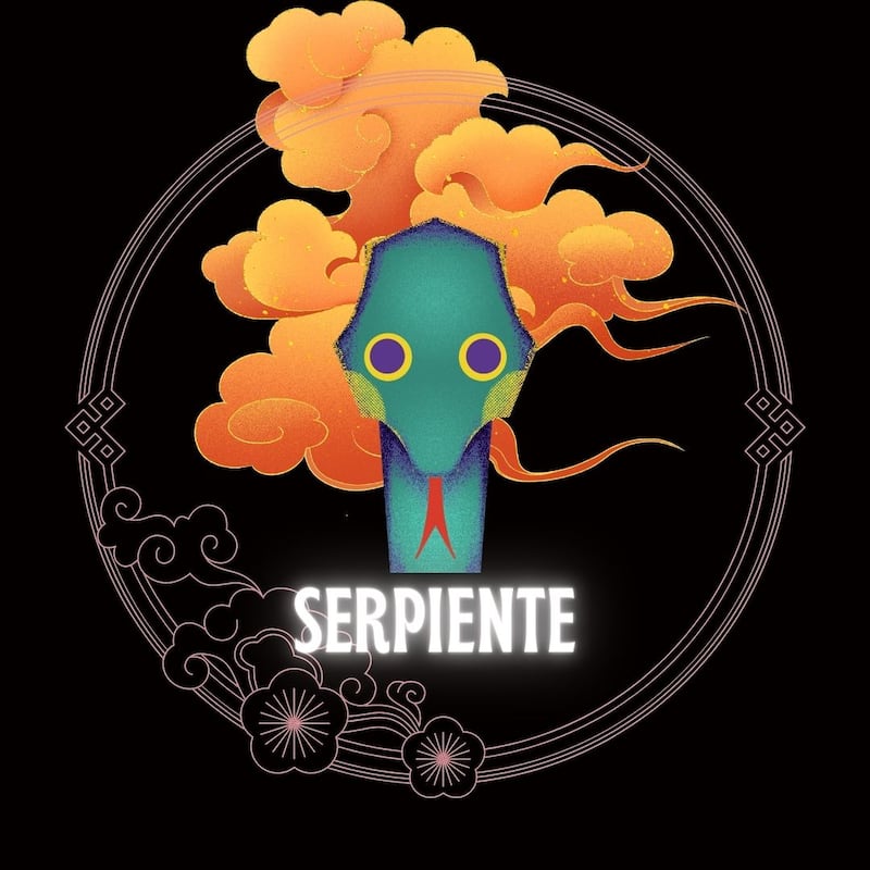 Caricatura de la cara de una Serpiente sobre un fondo negro azulado, enmarcado en un círculo con flores. Atrás del animal se ven nubes doradas como adornos orientales.
