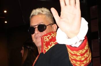 Alejandro Sanz celebró su cumpleaños con exclusiva fiesta inspirada en “Moulin Rouge”