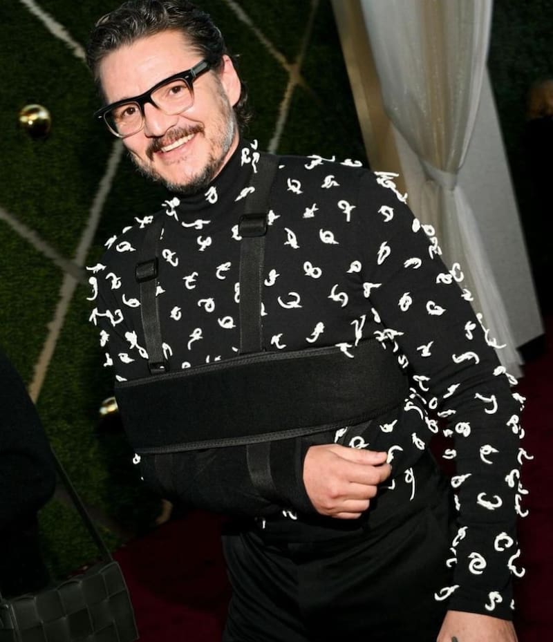 Pedro Pascal en la alfombra roja de los Globos de Oro