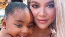 Khloé Kardashian y su hija, True, lucen adorables con vestidos idénticos