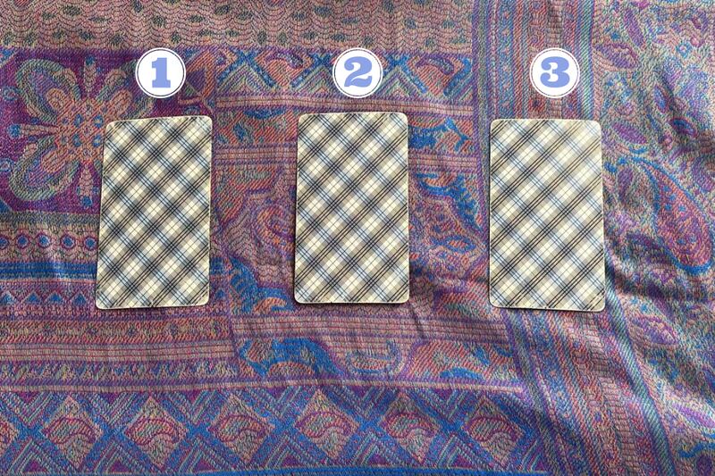 Cartas del Tarot ocultas sobre una tela.