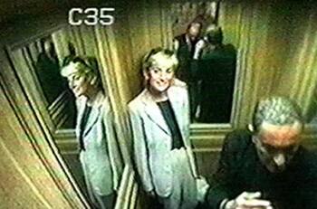 Elizabeth Debicki captada con un traje gris idéntico al que usó Lady Di en sus últimas horas