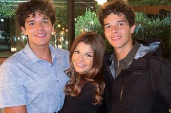 Gemelos de Itatí Cantoral la ayudan a decorar su árbol navideño de una forma muy especial