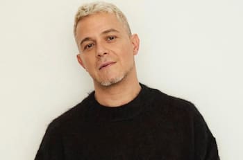 Alejandro Sanz llega a México y se come unos tacos al pastor