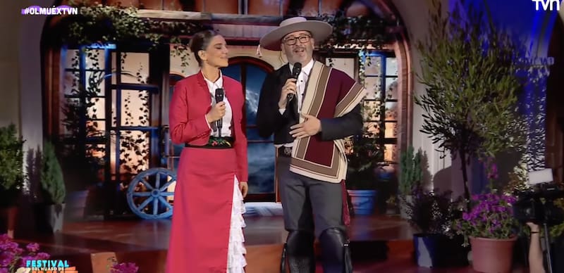 Los animadores partieron luciendo un traje de huaso elegante.