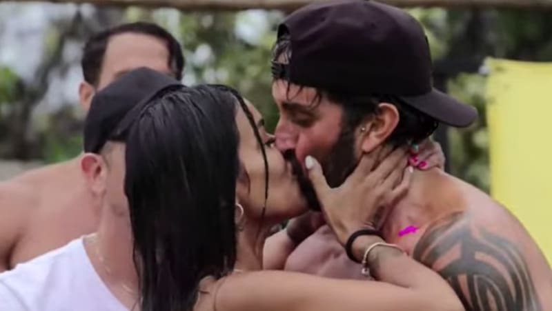 Shriley Arica y Arturo Longton se besaron. Créditos: Canal 13