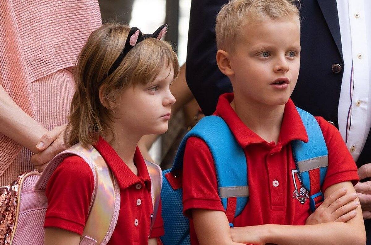 Gemelos de la princesa Charlene regresan a clases con nuevo "corte de pelo"