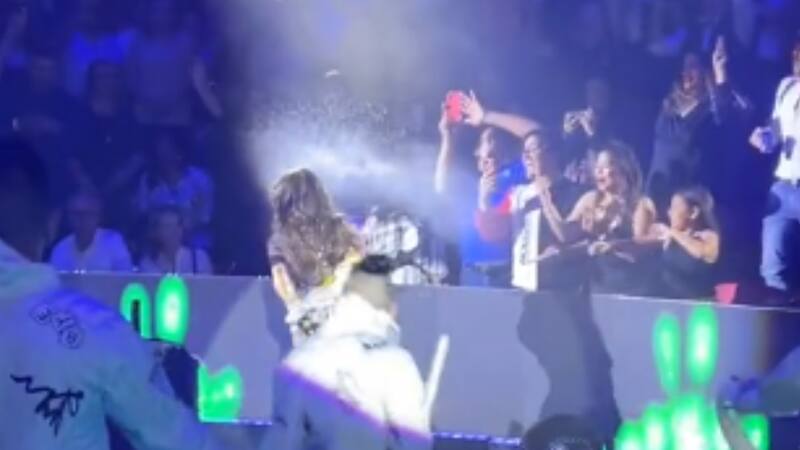 Gloria Trevi escupiendo a sus fans en concierto.