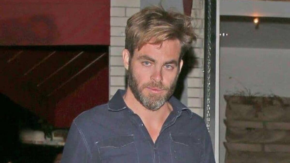 Chris Pine aparece con un look irreconocible