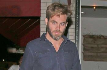 Chris Pine aparece con un look irreconocible
