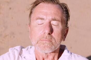 Michel Franco estrenará en Venecia: "Sundown" con Tim Roth