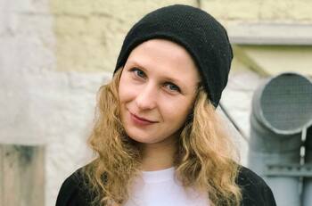 Así escapó de Rusia una de las integrantes del grupo punk Pussy Riot, que estaba bajo arresto domiciliario