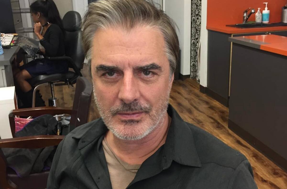 Chris Noth reaparece en redes sociales tras las acusaciones en su contra por abuso sexual